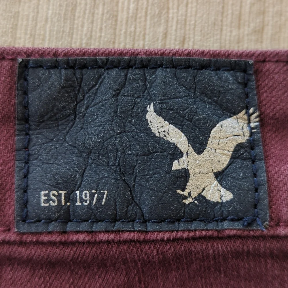 AEO Super Stretch Hi Rise Frayed Hem Shortie Cut Off Mom Shorts 00 Burgundy - Picture 8 of 13